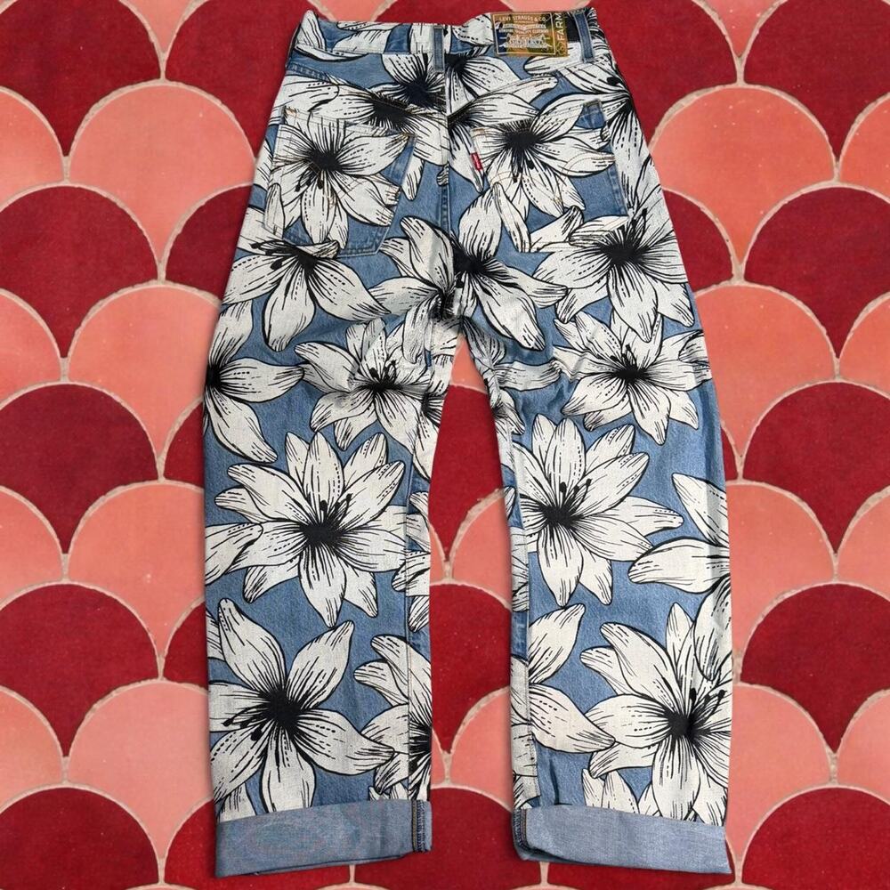 Levi's High Rise Floral Jeans in Blue and White - Picture 4 of 6